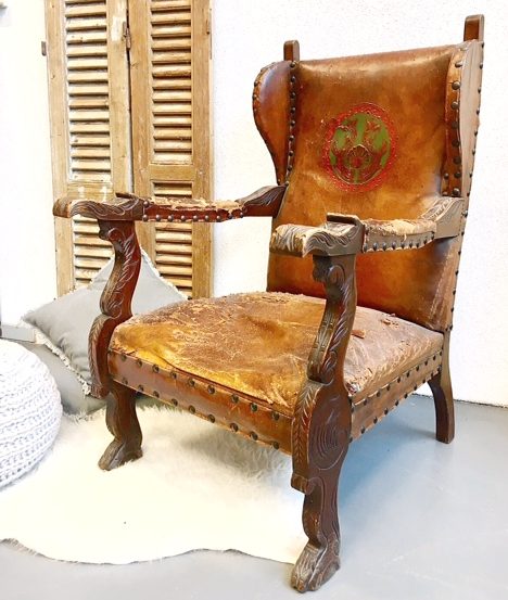 Gehoorzaamheid ingesteld Specialiseren Antieke leren fauteuil met houten armleuningen | Brocante Fabriek